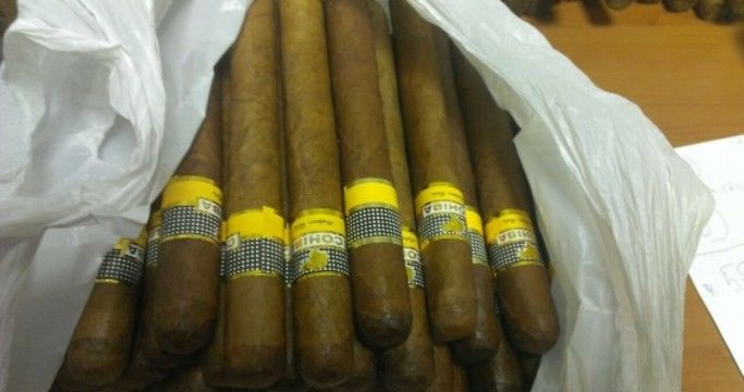 Более 300 сигар обнаружили таможенники у пассажира из Гаваны Более 300 сигар обнаружили таможенники у пассажира из Гаваны