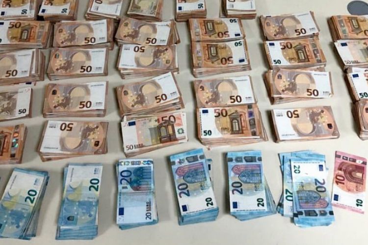 Контрабанда наличных денег в крупном размере Контрабанда наличных денег в крупном размере