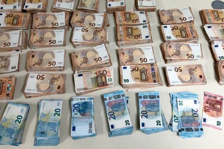 Контрабанда наличных денег в крупном размере Контрабанда наличных денег в крупном размере