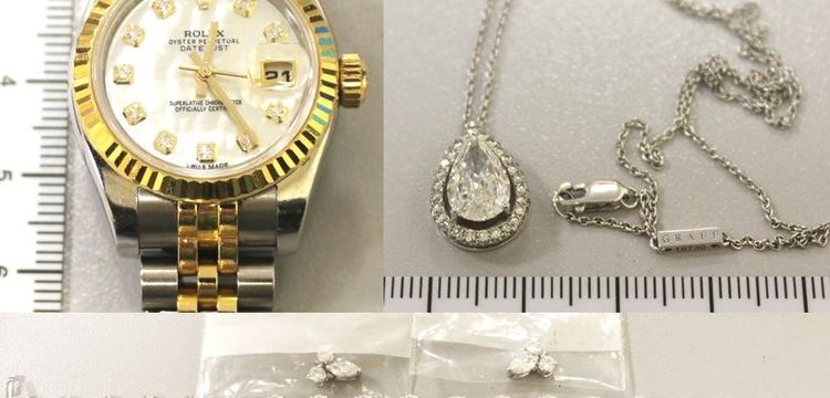 Ювелирный бутик в дамской сумочке Ювелирный бутик в дамской сумочке